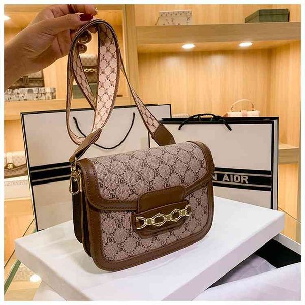 red texture portable small bag 2022 new fashion style wide lock shoulder msenger 2022 trendy design ladies sachet
red texture portable small bag 2022 new fashion style wide lock shoulder msenger 2022 trendy design ladies sachet