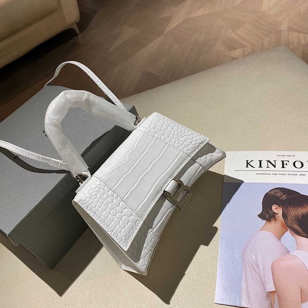 2022 fashion designerhourglass portable light leather 2022 bag crocodile pattern paris new one shoulder messenger bag b-net luxury fashion t
2022 fashion designerhourglass portable light leather 2022 bag crocodile pattern paris new one shoulder messenger bag b-net luxury fashion t