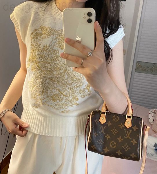 women's knits & tees designer 22 spring and summer new white sweater vest design sense little bee embroidery five pointed star u9a1
women's knits & tees designer 22 spring and summer new white sweater vest design sense little bee embroidery five pointed star u9a1