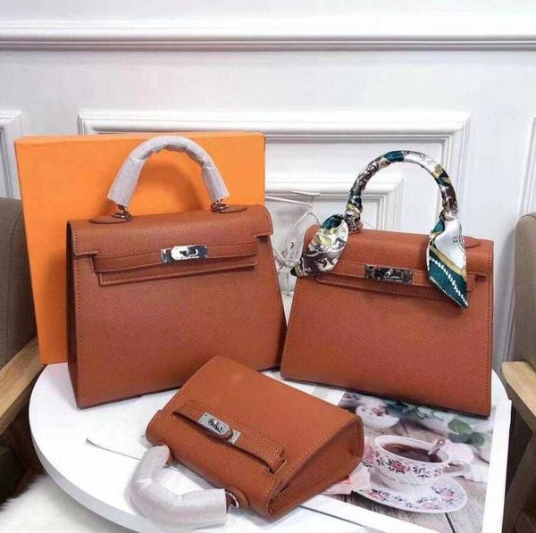 2022 fashion designer women's cowhide leather tote bag glamour high shoulder handbags strap silver with box size 20cm
2022 fashion designer women's cowhide leather tote bag glamour high shoulder handbags strap silver with box size 20cm