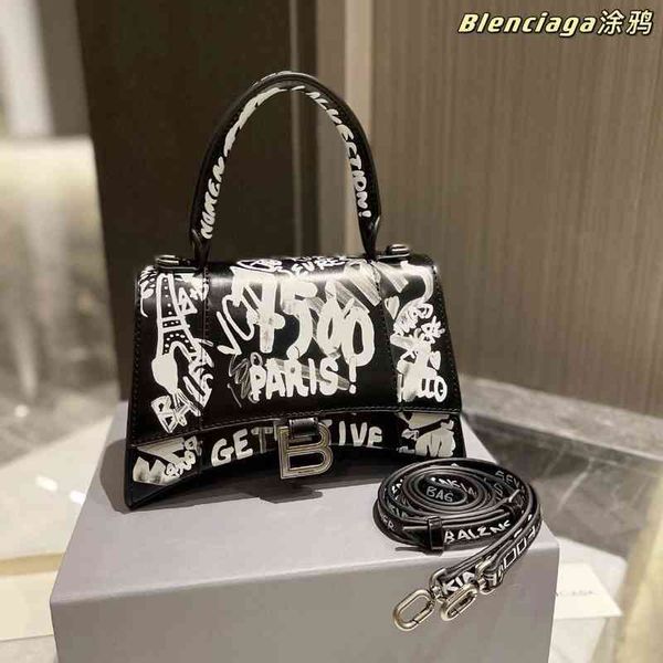 designer luxury handbags star same bag female 2022 fashion versatile graffiti color b home hourglass character leather messenger
designer luxury handbags star same bag female 2022 fashion versatile graffiti color b home hourglass character leather messenger
