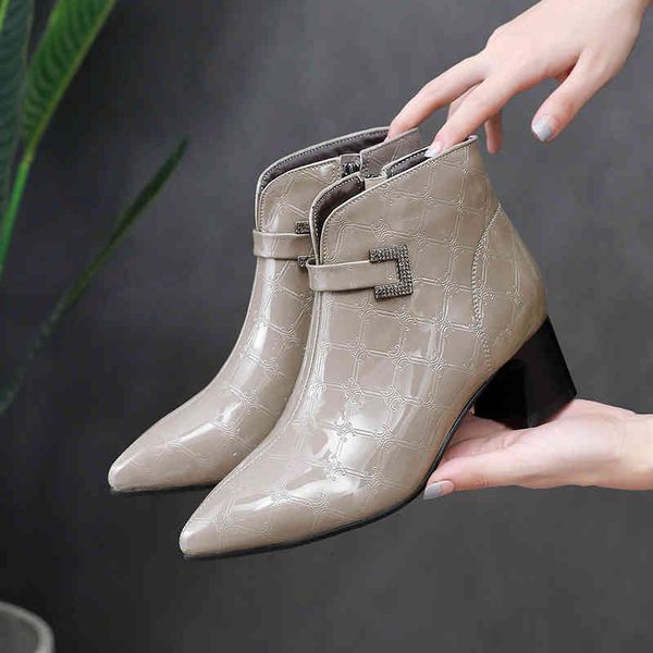 slippers autumn and winter leather shoes women's leather patent martin boots middle heel thick large 43 pointed short ubw7, Black
slippers autumn and winter leather shoes women's leather patent martin boots middle heel thick large 43 pointed short ubw7, Black