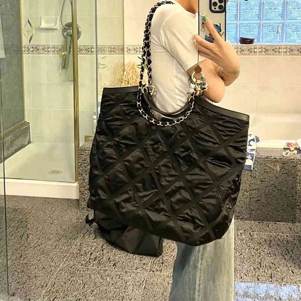 fashion luxury style diamond lattice nylon bags for women new desigend large capacity one shoulder with metal chains
fashion luxury style diamond lattice nylon bags for women new desigend large capacity one shoulder with metal chains