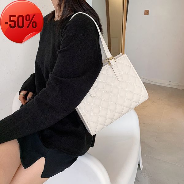 the factory directly women's bag 2022 new high-grade princs wal hand bill of lading shoulder small fragrance red wedding bag
the factory directly women's bag 2022 new high-grade princs wal hand bill of lading shoulder small fragrance red wedding bag