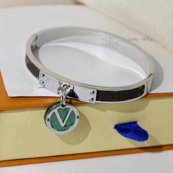 man woman love bracelet bangle fashion leather buckle v letter turquoise pendant bracelets jewelry wristband no box, Golden;silver
man woman love bracelet bangle fashion leather buckle v letter turquoise pendant bracelets jewelry wristband no box, Golden;silver