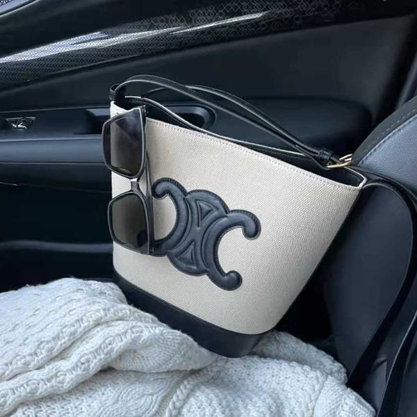 2022 spring leather arc de triomphe bucket bag high-capacity high-grade tote lisa one shoulder msenger women's bag fashion
2022 spring leather arc de triomphe bucket bag high-capacity high-grade tote lisa one shoulder msenger women's bag fashion