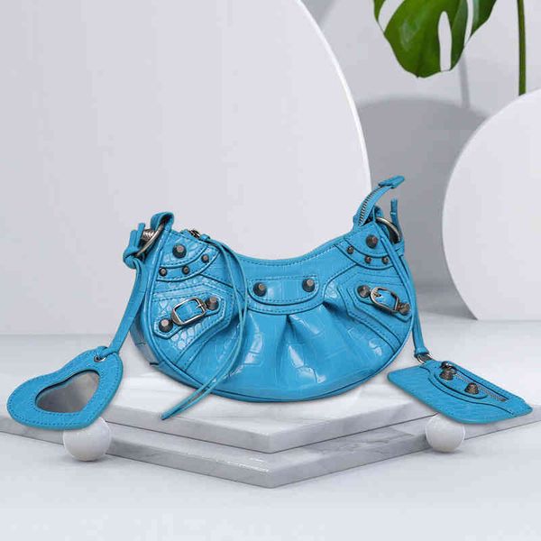 22 summer pattern female diagonal women's portable new small square messenger bag fashion brands popular ladies shoulder handbags celeb
22 summer pattern female diagonal women's portable new small square messenger bag fashion brands popular ladies shoulder handbags celeb