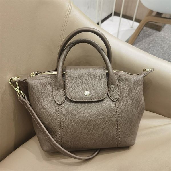 2022 new women's messenger leather tote bag soft head cow advanced simple commuter hand
2022 new women's messenger leather tote bag soft head cow advanced simple commuter hand