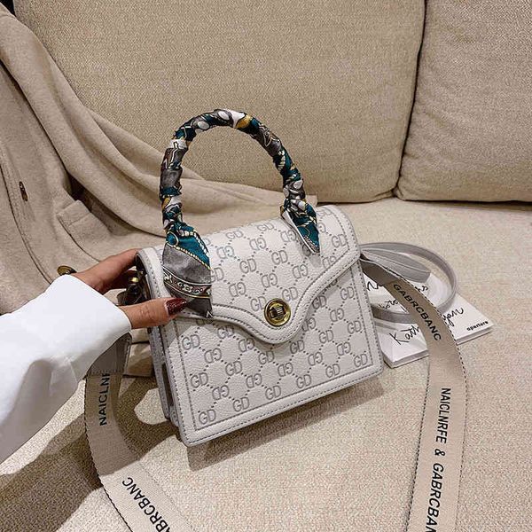 2022 factory discounts french high-grade small square bag women's wide shoulder strap embossed versatile single shoulder bag
2022 factory discounts french high-grade small square bag women's wide shoulder strap embossed versatile single shoulder bag