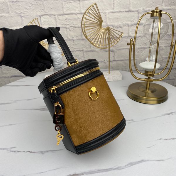 2022 designer women with lock bucket bag handbags tote purses drum cylinder bag phone wallet pen holder mini packet brand genuine leather sh
2022 designer women with lock bucket bag handbags tote purses drum cylinder bag phone wallet pen holder mini packet brand genuine leather sh