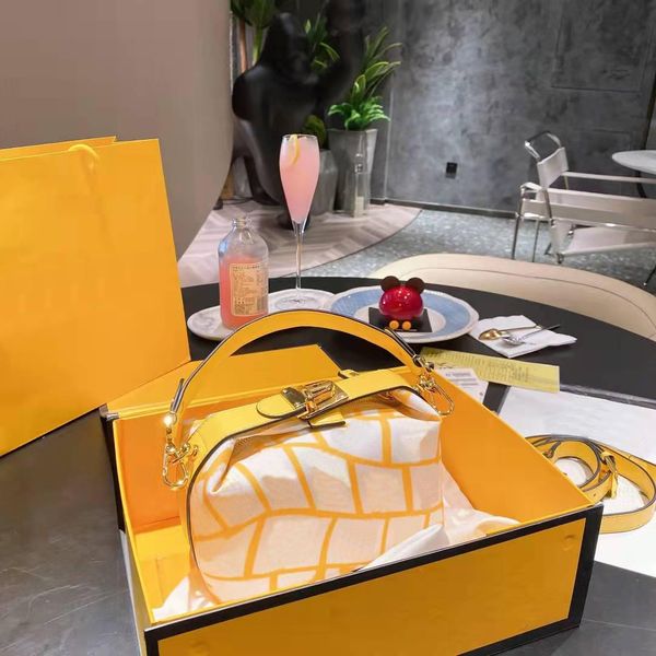 2022 shoulder strap diagonal bag handbags messenger bag fashion leisure luxury designer suitable for any party convenience
2022 shoulder strap diagonal bag handbags messenger bag fashion leisure luxury designer suitable for any party convenience