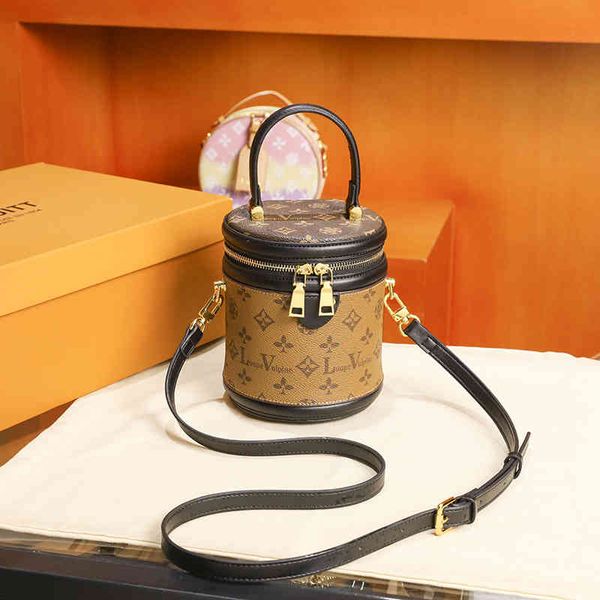 women's new 2022 cylinder shoulder bucket small round bag fashion keychain factory outlet, Silver
women's new 2022 cylinder shoulder bucket small round bag fashion keychain factory outlet, Silver