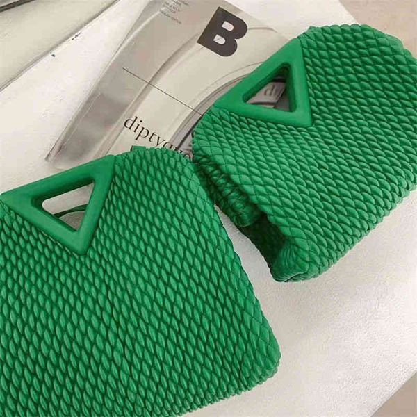 holding new cloud triangle hardware hand messenger leather three-dimensional high-grade sense, minority light luxury brand women's soft
holding new cloud triangle hardware hand messenger leather three-dimensional high-grade sense, minority light luxury brand women's soft