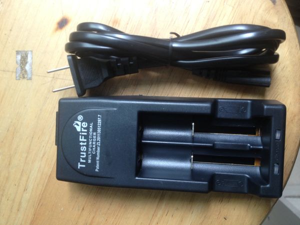 2016 updtaed высокое качество 3v-3.6 v напряжение trustfire литиевая батарея зарядное устройство для 14500 16340 18650 батарея белый / черны
2016 updtaed высокое качество 3v-3.6 v напряжение trustfire литиевая батарея зарядное устройство для 14500 16340 18650 батарея белый / черны