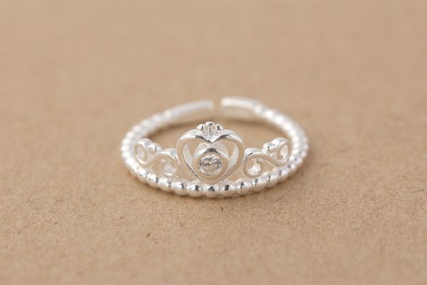 100% 925 european jewelry crown silver rings brand fashion finger rings open women ring antiallergic 1.69g
100% 925 european jewelry crown silver rings brand fashion finger rings open women ring antiallergic 1.69g