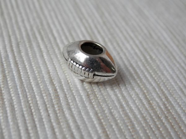 30 футбольных шариков с большим отверстием античный серебряный тон сплава цинка 2- 
30 футбольных шариков с большим отверстием античный серебряный тон сплава цинка 2-