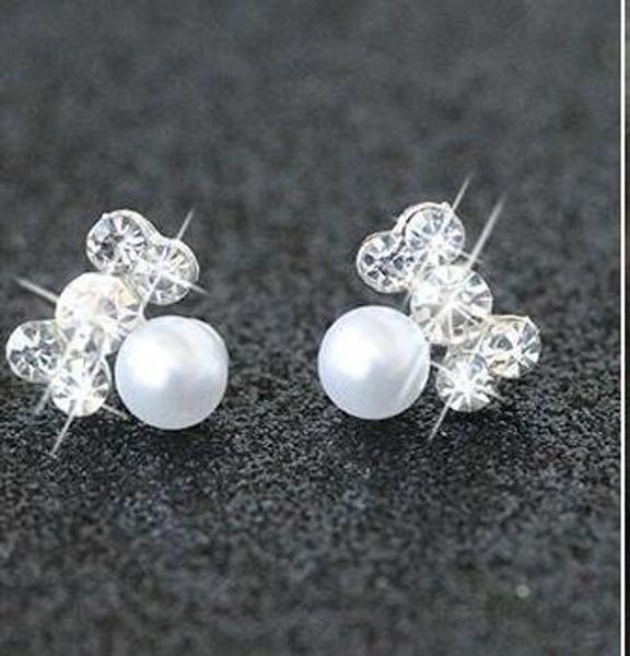 diamond earring with pearl and butterfly decorating, noble delicate and beautiful for women, and high quality, Golden;silver
diamond earring with pearl and butterfly decorating, noble delicate and beautiful for women, and high quality, Golden;silver