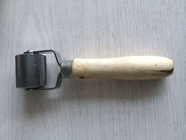 1pcs /tire patch stitcher - 38*40mm wide, wooden handle, ball bearing roller/ tire repair tools
1pcs /tire patch stitcher - 38*40mm wide, wooden handle, ball bearing roller/ tire repair tools