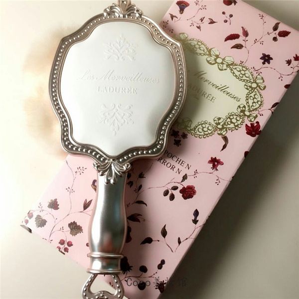 LADUREE Les Merveilleuses HAND MIRROR N косметика Зеркало для макияжа Compact Vintage Пластиковая подстав
LADUREE Les Merveilleuses HAND MIRROR N косметика Зеркало для макияжа Compact Vintage Пластиковая подстав