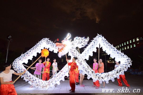 14m size 3 for 8 people chinese spring day yellow dragon gold-plated light dragon dance original dragon folk festival celebration costume, Black;red
14m size 3 for 8 people chinese spring day yellow dragon gold-plated light dragon dance original dragon folk festival celebration costume, Black;red