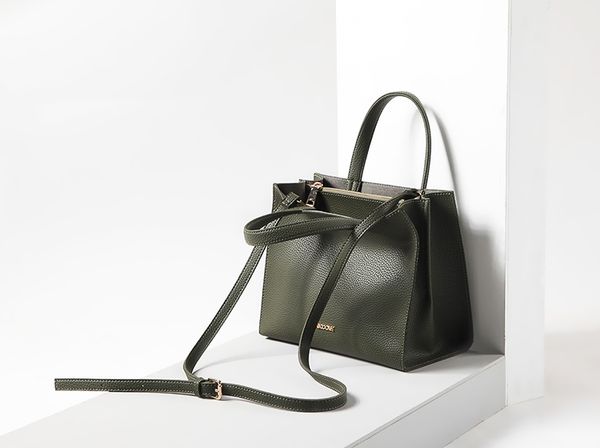 2017 women fashion leather shoulder tote bag,cow leather lining,handles,come with dust bag,box,ing
2017 women fashion leather shoulder tote bag,cow leather lining,handles,come with dust bag,box,ing