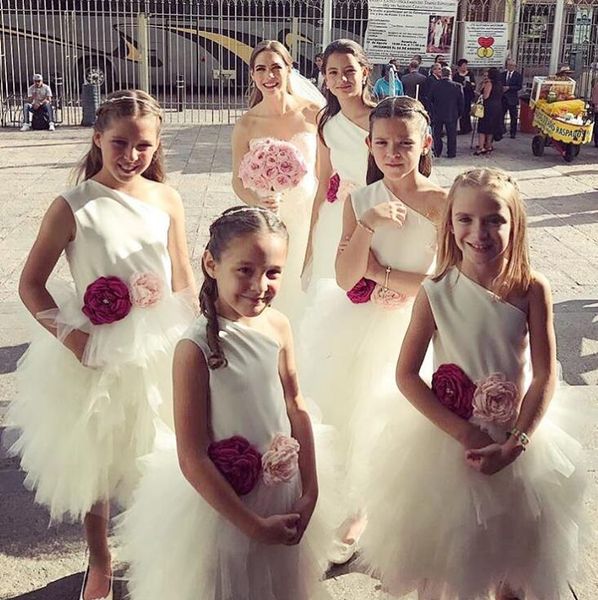 selling cute one shoulder sleeveless flower girl dresses with handmade flowers for kid wedding party, White;blue
selling cute one shoulder sleeveless flower girl dresses with handmade flowers for kid wedding party, White;blue