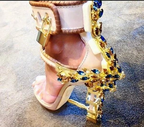 Sandalia feminina luxury metal high heel cry tal de igner hoe woman pvc gladiator andal padlock bejeweled ankle trap rhine tone andal
Sandalia feminina luxury metal high heel cry tal de igner hoe woman pvc gladiator andal padlock bejeweled ankle trap rhine tone andal
