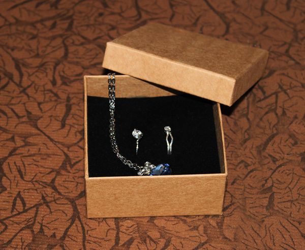 fashion jewelry packing box 128 grams american import kraft paper 800 grams cardboard 1.5cm black sponge pad jewelry box, Black;white
fashion jewelry packing box 128 grams american import kraft paper 800 grams cardboard 1.5cm black sponge pad jewelry box, Black;white