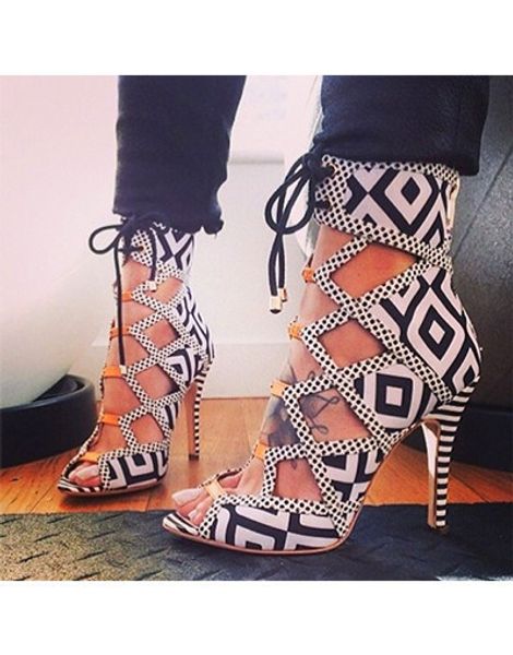 Geometric Zebra Strappy Heels Women Sandals Trendy Black White Contrast Colour Ankle Booties High Heel Sandals
Geometric Zebra Strappy Heels Women Sandals Trendy Black White Contrast Colour Ankle Booties High Heel Sandals
