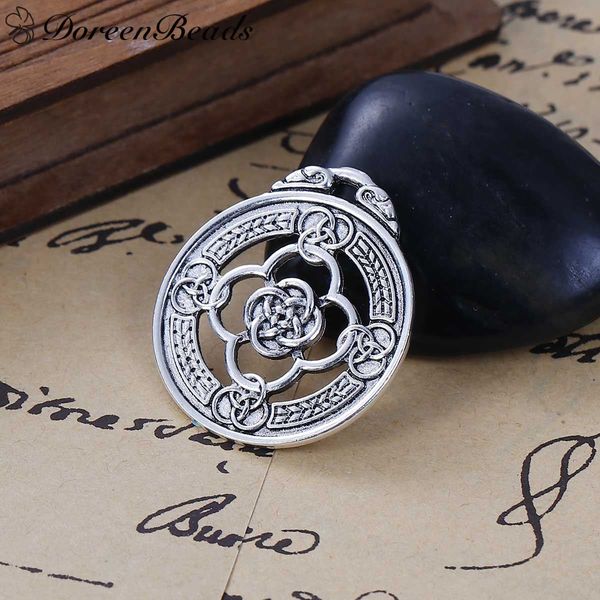 zinc based alloy pendants round antique silver knot carved 3.3cm(1 2/8") x 2.9cm(1/8"), 5 pcs 2016 new jewelry making, Bronze;silver
zinc based alloy pendants round antique silver knot carved 3.3cm(1 2/8") x 2.9cm(1/8"), 5 pcs 2016 new jewelry making, Bronze;silver