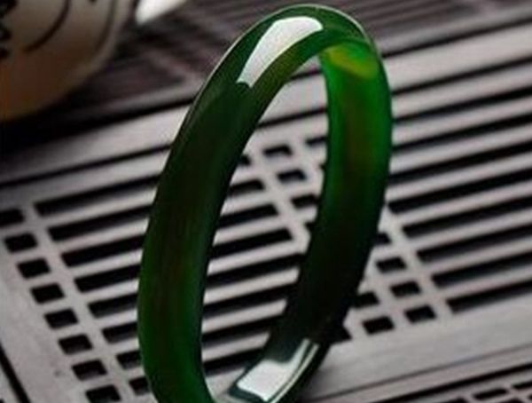 natural green agate, manual sculpture of thin bracelet. a beautiful woman like it, Black
natural green agate, manual sculpture of thin bracelet. a beautiful woman like it, Black