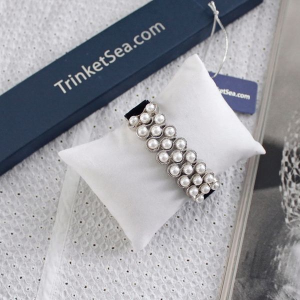 wholesale- trinketsea new trendy 2017 black soft velvet pearls band charm bracelets for women chain fashion charm handmade jewelry bangles, Golden;silver
wholesale- trinketsea new trendy 2017 black soft velvet pearls band charm bracelets for women chain fashion charm handmade jewelry bangles, Golden;silver