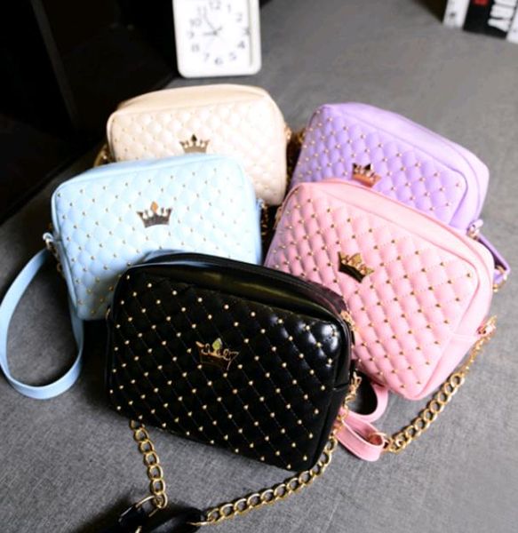 Fashion Women Messenger Bags Rivet Chain Shoulder Genuine Leather Bag High Quality PU Leather Crossbody Quiled Polyester Crown bags
Fashion Women Messenger Bags Rivet Chain Shoulder Genuine Leather Bag High Quality PU Leather Crossbody Quiled Polyester Crown bags