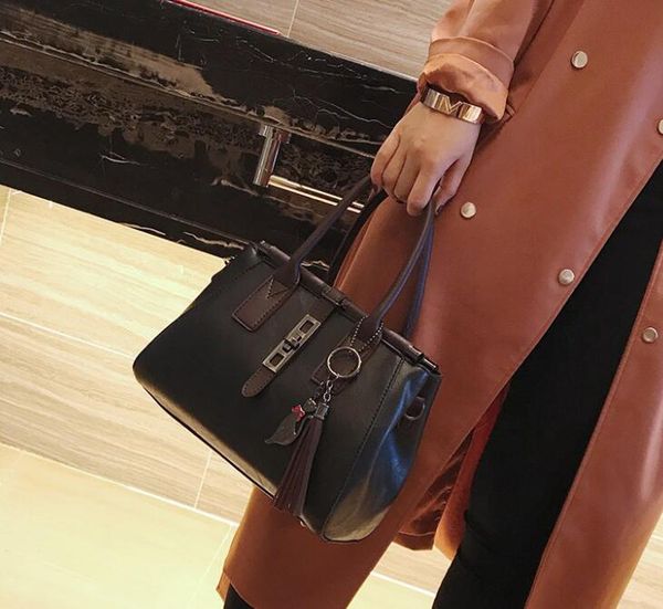 2017. bump color. fashion casual bag. women's bags. tassels. handbag. soft. small. pu. soft. big.cross body.shoulder bags.totes 
2017. bump color. fashion casual bag. women's bags. tassels. handbag. soft. small. pu. soft. big.cross body.shoulder bags.totes