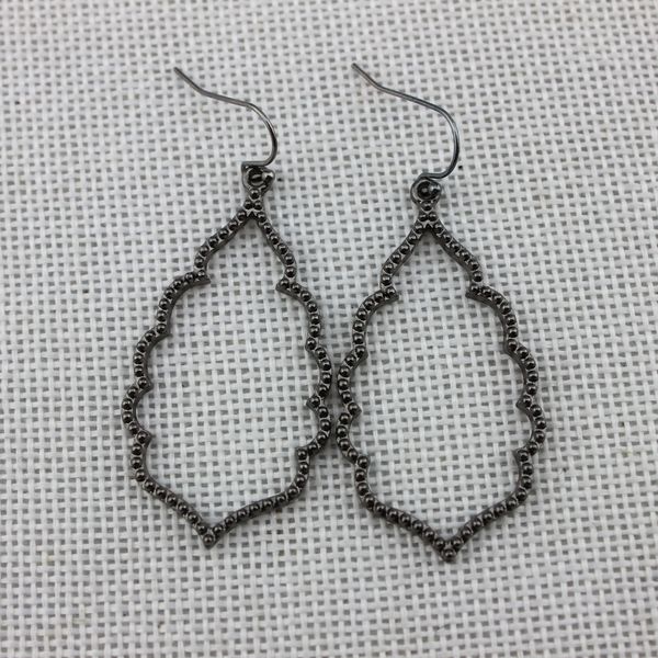wholesale christmas gift kendra style sophee alloy frame oval earrings gold silver rose black filigree geometric dangle drop earrings
wholesale christmas gift kendra style sophee alloy frame oval earrings gold silver rose black filigree geometric dangle drop earrings