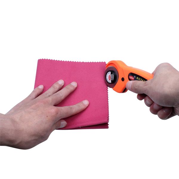 rotary cutter with flexible safeguard fabric paper vinyl circular cut blade patchwork leather craft cutting knife
rotary cutter with flexible safeguard fabric paper vinyl circular cut blade patchwork leather craft cutting knife