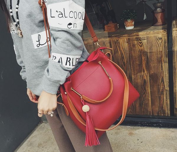 big. tassels. handbag. women's bags. girls. pu. soft. monochromatic. casual fashion.cross body.shoulder bags.totes.two shoulder straps
big. tassels. handbag. women's bags. girls. pu. soft. monochromatic. casual fashion.cross body.shoulder bags.totes.two shoulder straps
