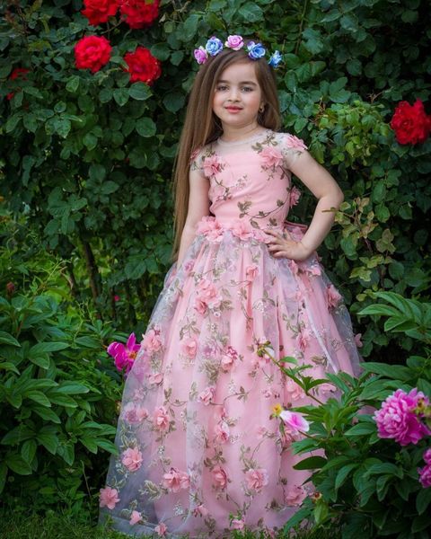 stunning lace flower girls dresses jewel neckline short sleeves communion gown floor length appliqued toddler wedding dress, White;blue
stunning lace flower girls dresses jewel neckline short sleeves communion gown floor length appliqued toddler wedding dress, White;blue