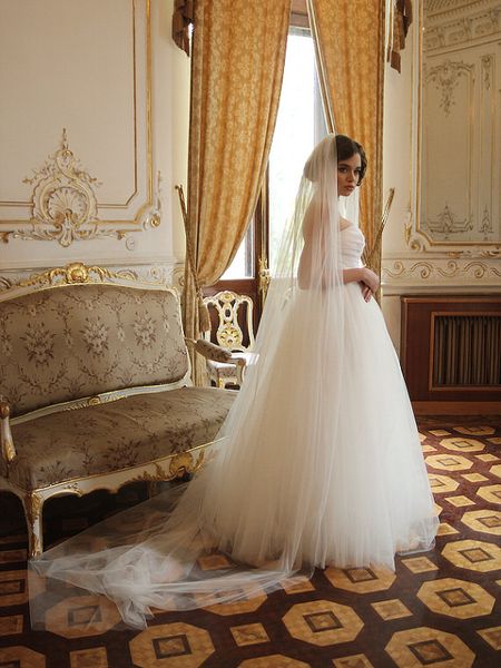 sell one layer cathedral length wedding veil cut edge white ivory champagne bridal veil tulle with comb 140a, Black 
sell one layer cathedral length wedding veil cut edge white ivory champagne bridal veil tulle with comb 140a, Black