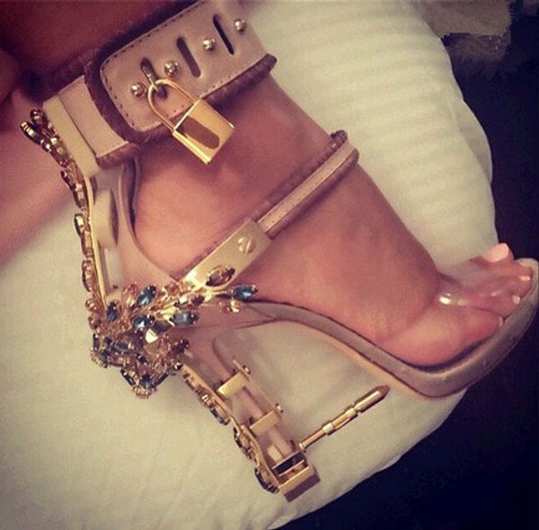 2017 Impera Rihanna Sexy Crystal Diamonds Сандалии Padlock Шипами Высокие Каблуки Женщины Насосы Красочные Бисером Знаменитости Платье Обувь
2017 Impera Rihanna Sexy Crystal Diamonds Сандалии Padlock Шипами Высокие Каблуки Женщины Насосы Красочные Бисером Знаменитости Платье Обувь