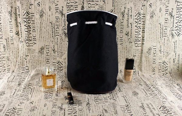 Классический логотип Drawstring Gym Bucket Bag Толстый Дорожный Draw String Сумка Женщины Водонепроницаемый Мешок Мытья Косметический Макияж Чехол Для Хранения
Классический логотип Drawstring Gym Bucket Bag Толстый Дорожный Draw String Сумка Женщины Водонепроницаемый Мешок Мытья Косметический Макияж Чехол Для Хранения