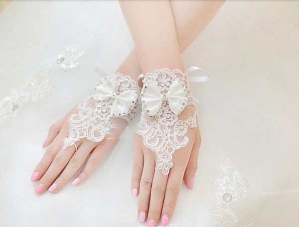 2017 new fashionable bridal gloves with lace appliqued diamond bow wedding dress elegant short paragraph mitts accessories, White
2017 new fashionable bridal gloves with lace appliqued diamond bow wedding dress elegant short paragraph mitts accessories, White