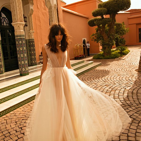 new deep v-neck backless bohemian wedding dresses tulle pleats appliques lace a-line bridal gowns vestido de novia, White 
new deep v-neck backless bohemian wedding dresses tulle pleats appliques lace a-line bridal gowns vestido de novia, White