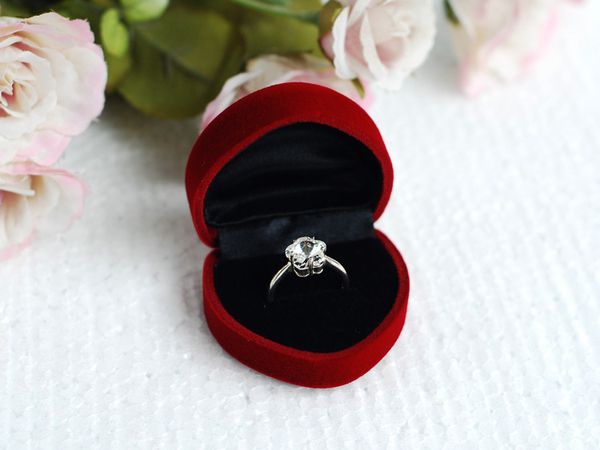 В форме сердца бархатная подарочная коробка, посвященная браку замша роскошная у
В форме сердца бархатная подарочная коробка, посвященная браку замша роскошная у