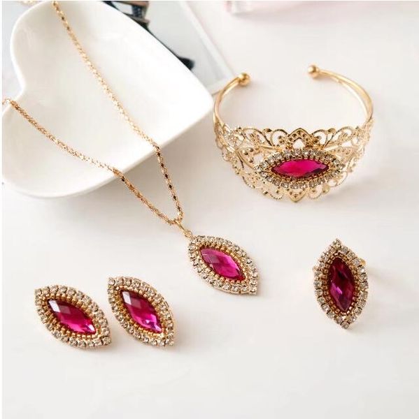 vintage crystal earrings + necklace + bracelet + ring 4 pieces of wedding jewellery, Slivery;golden
vintage crystal earrings + necklace + bracelet + ring 4 pieces of wedding jewellery, Slivery;golden