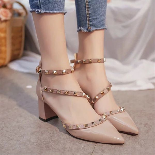 2017 New Pointed with Thick Women Summer Sandals Patent Leather Lace Mouth High Heels Rivets Women Shoes Fashion Sandals
2017 New Pointed with Thick Women Summer Sandals Patent Leather Lace Mouth High Heels Rivets Women Shoes Fashion Sandals