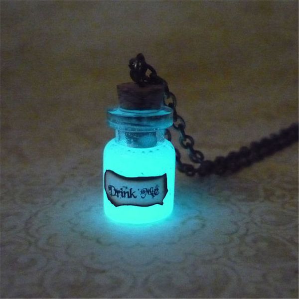 

12 шт. / лот Алиса в Стране Чудес вдохновил кулон свечение в темноте пить мне ожерел