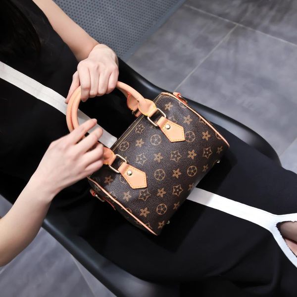 De igner handbag women brand imple me enger bag pillow bag houlder ladie handbag retro female bag tote bag
De igner handbag women brand imple me enger bag pillow bag houlder ladie handbag retro female bag tote bag