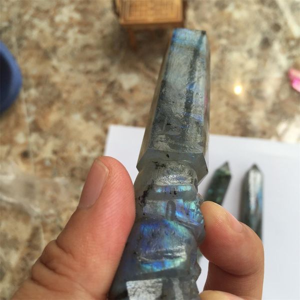 1pcs natural blue moonlight labradorite crystal column six prism carved skeleton hand handle pieces, carved two skulls home feng shui pendul, Black
1pcs natural blue moonlight labradorite crystal column six prism carved skeleton hand handle pieces, carved two skulls home feng shui pendul, Black