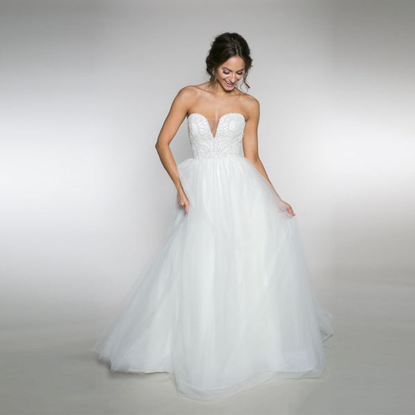 sweetheart tulle a-line wedding dress has 6 layers of soft netting with a full beaded pearl bodice bridal dress, White
sweetheart tulle a-line wedding dress has 6 layers of soft netting with a full beaded pearl bodice bridal dress, White